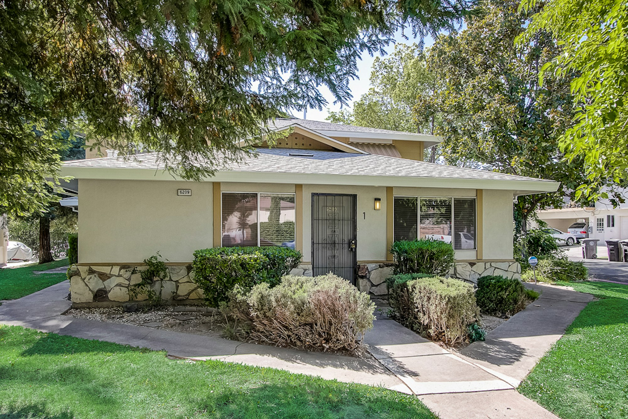 Photo 1 of 27 - 6209 Longford Dr #1, Citrus Heights, CA 95621