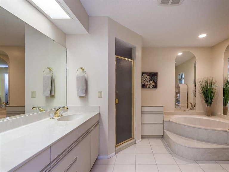 Photo 17 of 25 - 6079 Ravenwood Dr, Sarasota, FL 34243