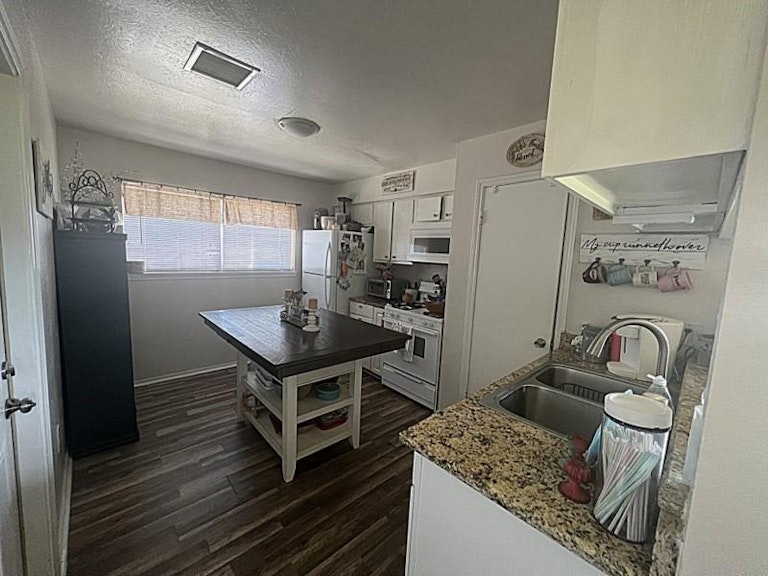 Photo 4 of 9 - 13426 Greenbriar Dr, Sugar Land, TX 77498
