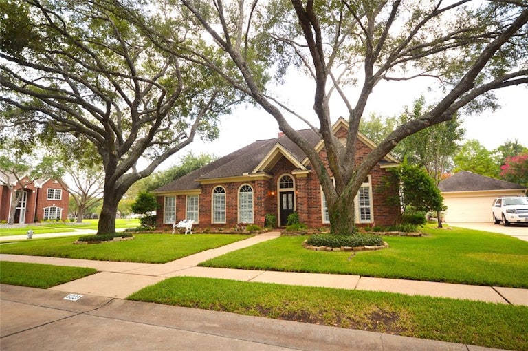 Photo 2 of 44 - 5003 Kingsland Ct, Sugar Land, TX 77479