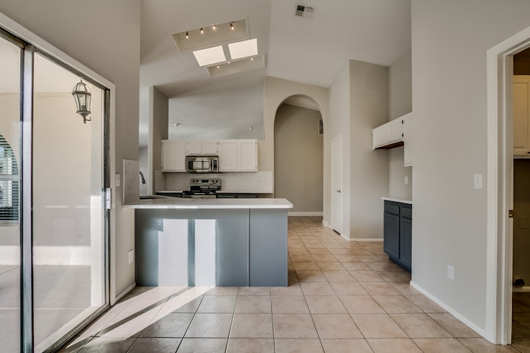 Photo 3 of 19 - 4229 E Liberty Ln, Phoenix, AZ 85048