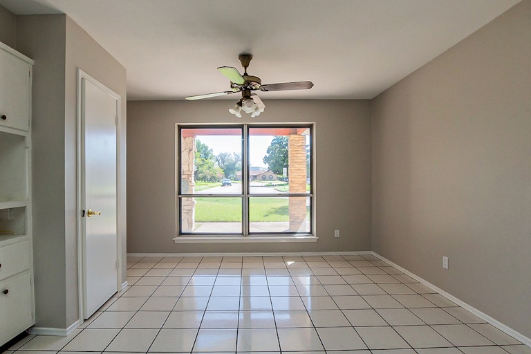 Photo 10 of 21 - 2717 Cantrell St, Irving, TX 75062