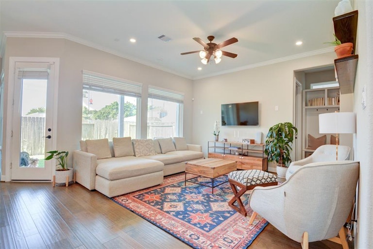 Photo 1 of 33 - 10009 Granary Dr, Houston, TX 77080