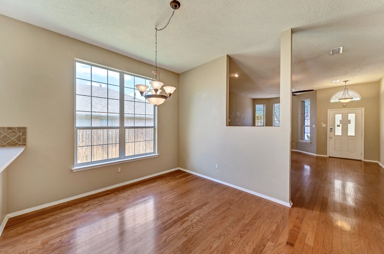 Photo 3 of 28 - 8755 Saranac Trl, Fort Worth, TX 76118
