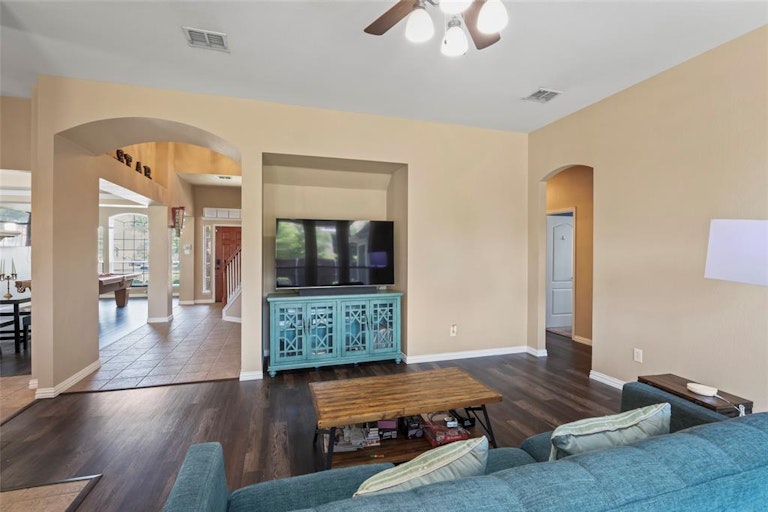 Photo 8 of 39 - 318 Fort Edward Dr, Arlington, TX 76002