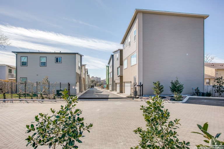 Photo 1 of 26 - 1618 W Lawndale Dr #5, San Antonio, TX 78209