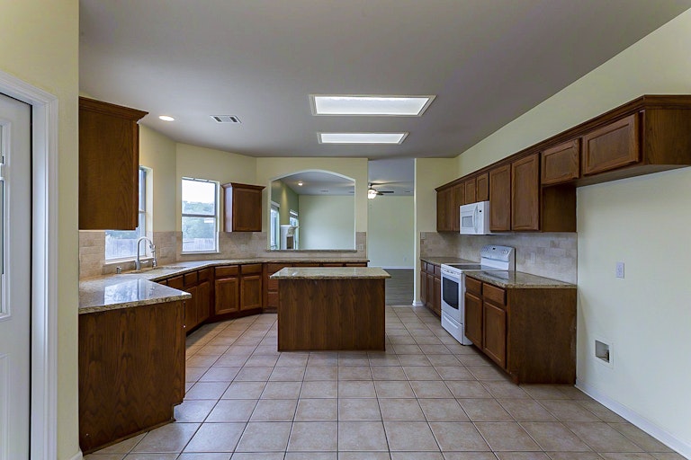 Photo 10 of 25 - 1317 Coronado Blvd, Universal City, TX 78148