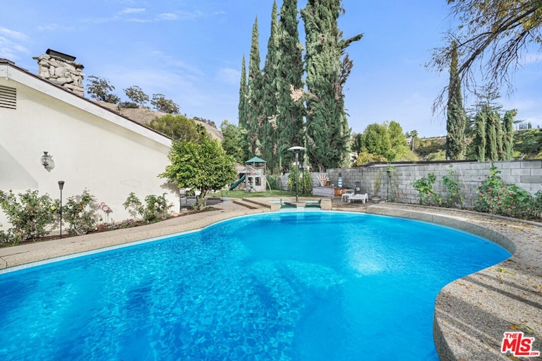 Photo 4 of 23 - 18116 Chardon Cir, Encino, CA 91316