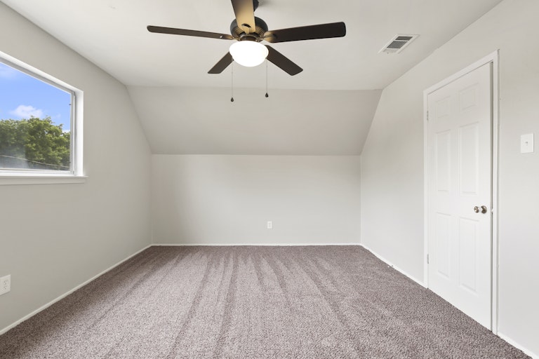 Photo 18 of 25 - 309 Jasmine Ct, Burleson, TX 76028