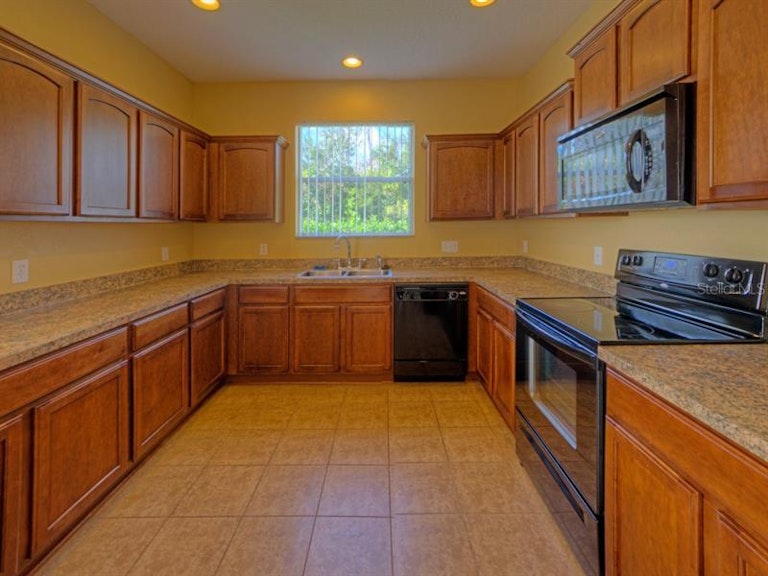 Photo 9 of 25 - 542 Penny Royal Pl, Oviedo, FL 32765