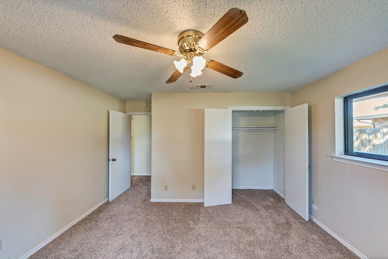 Photo 19 of 26 - 2006 Spindletop Dr, Duncanville, TX 75137