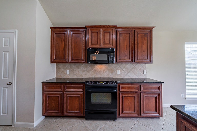 Photo 8 of 37 - 14727 Fountain Stone Ln, Humble, TX 77396