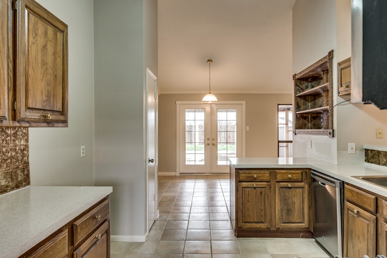 Photo 7 of 23 - 505 Country View Ln, Garland, TX 75043