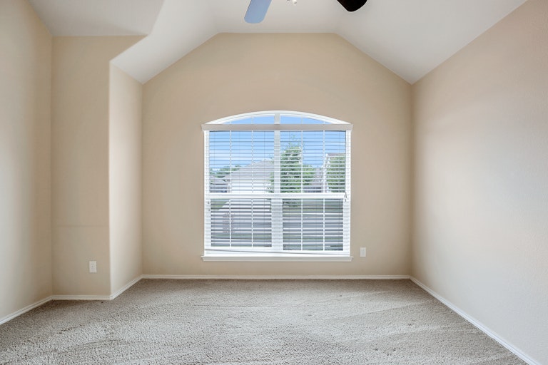 Photo 6 of 26 - 4021 Winter Springs Dr, Fort Worth, TX 76123