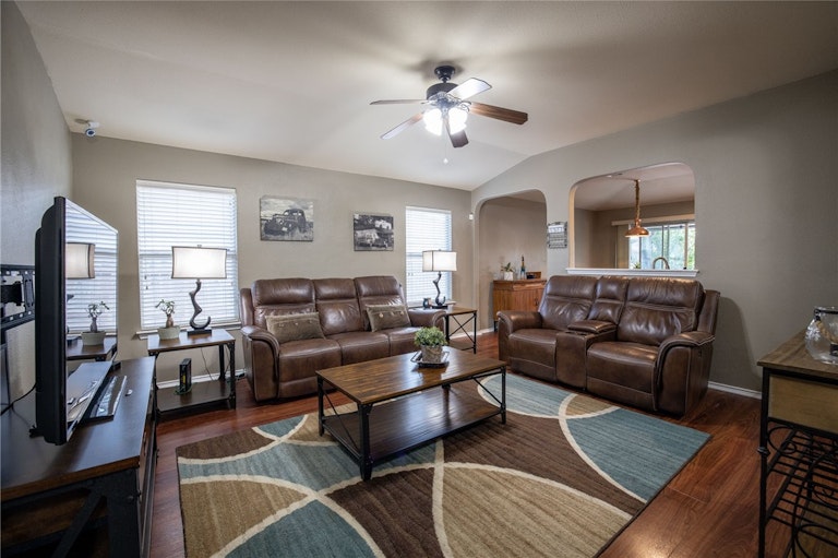 Photo 3 of 40 - 376 Solitaire Path, New Braunfels, TX 78130
