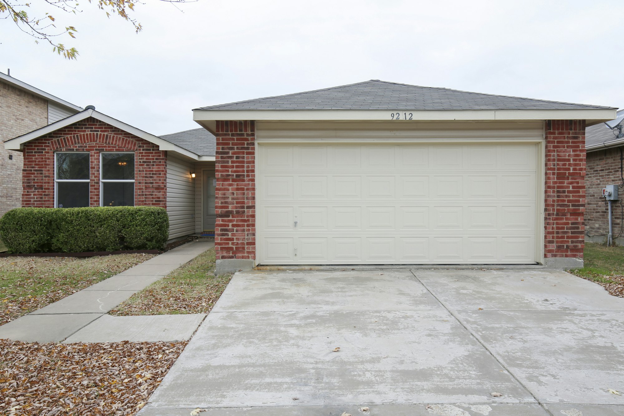 Photo 1 of 25 - 9212 Old Clydesdale Dr, Fort Worth, TX 76123