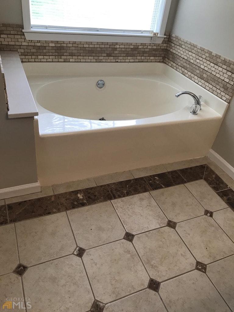 Photo 19 of 29 - 210 Buck Creek Dr, Covington, GA 30016