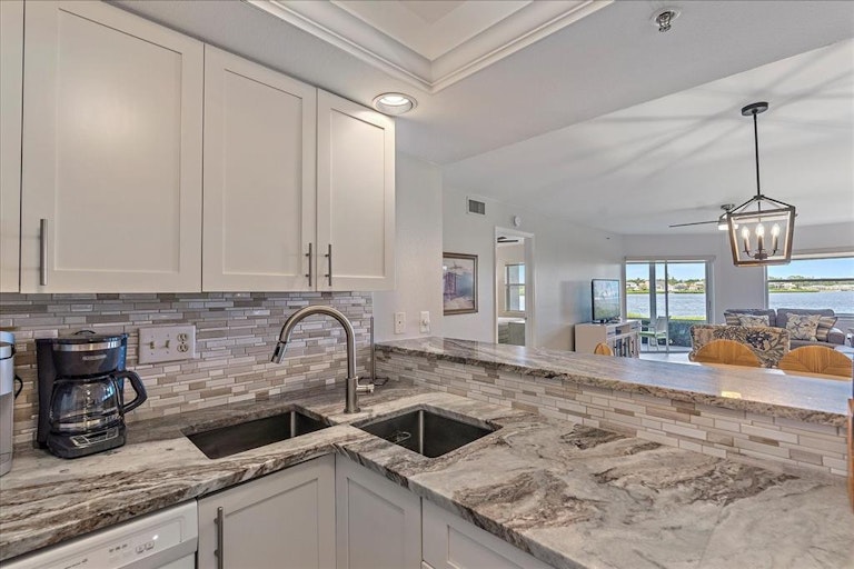 Photo 7 of 44 - 1360 Siesta Bayside Dr #1360-D, Sarasota, FL 34242
