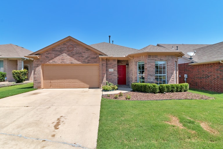 Photo 1 of 21 - 2709 Bull Shoals Dr, Fort Worth, TX 76131