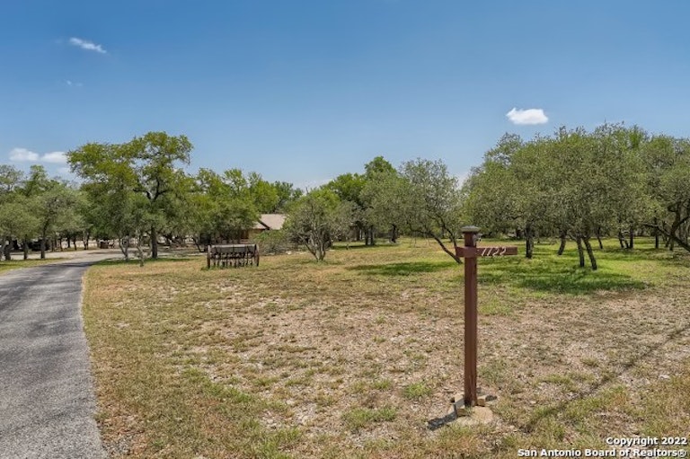 Photo 2 of 38 - 1122 Crescent Hill Dr, San Antonio, TX 78253