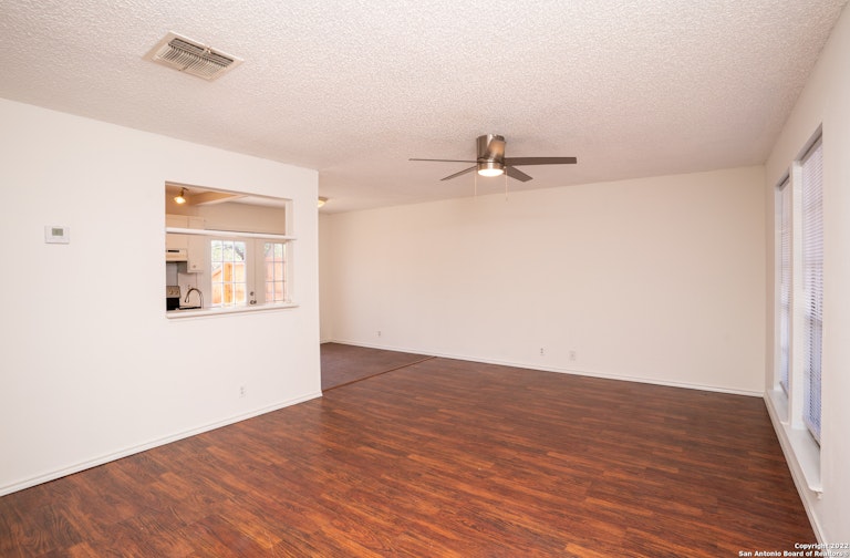 Photo 3 of 17 - 9140 Timber Path #4003, San Antonio, TX 78250