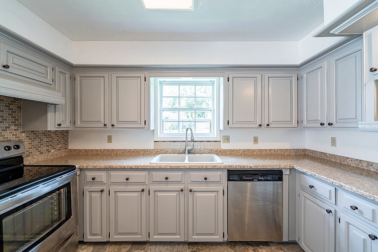 Photo 23 of 34 - 15802 Hollytree Dr, Houston, TX 77068