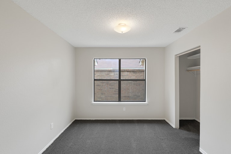 Photo 10 of 25 - 401 Angelina Dr, Arlington, TX 76018