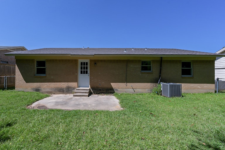 Photo 7 of 18 - 1708 Oak Tree Dr, Denton, TX 76209