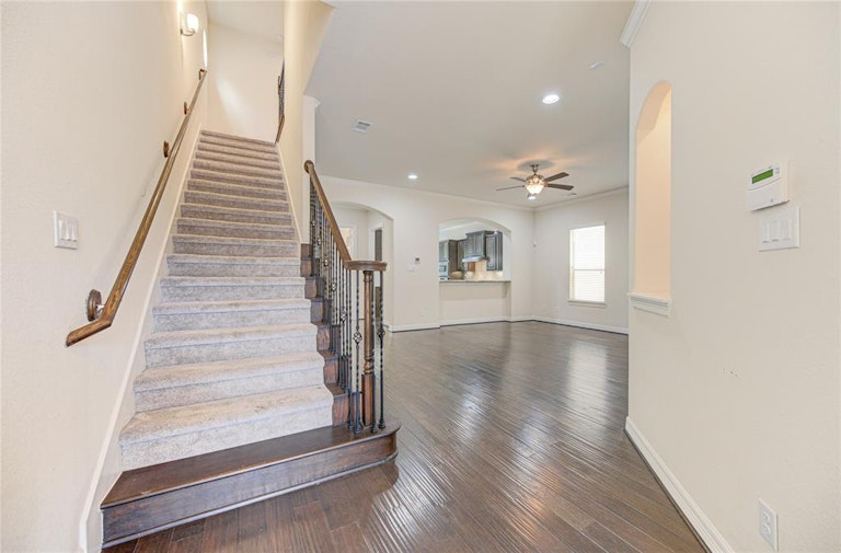 Photo 4 of 34 - 2811 Shadow Woods Ct, Houston, TX 77043