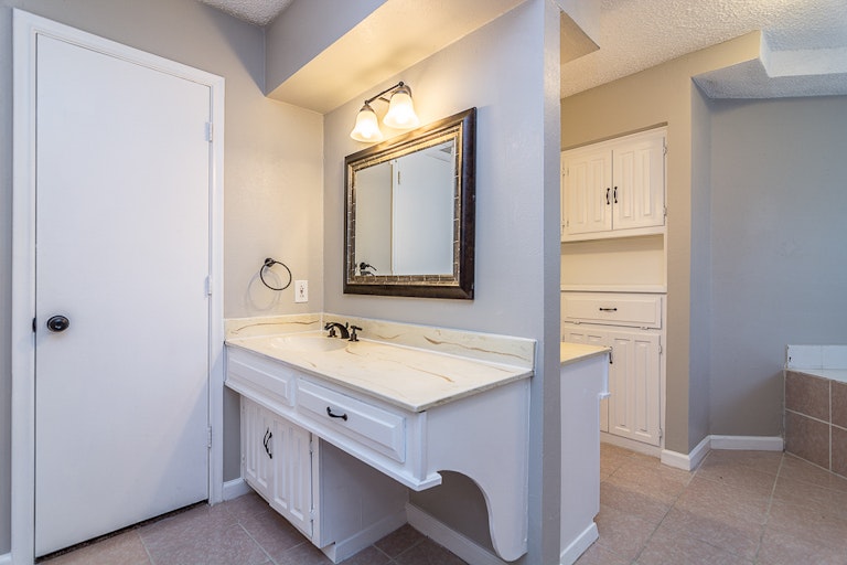 Photo 22 of 29 - 1017 Townsend Ln, Desoto, TX 75115