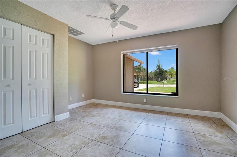 Photo 10 of 33 - 9425 Cannon Dr, Orlando, FL 32817