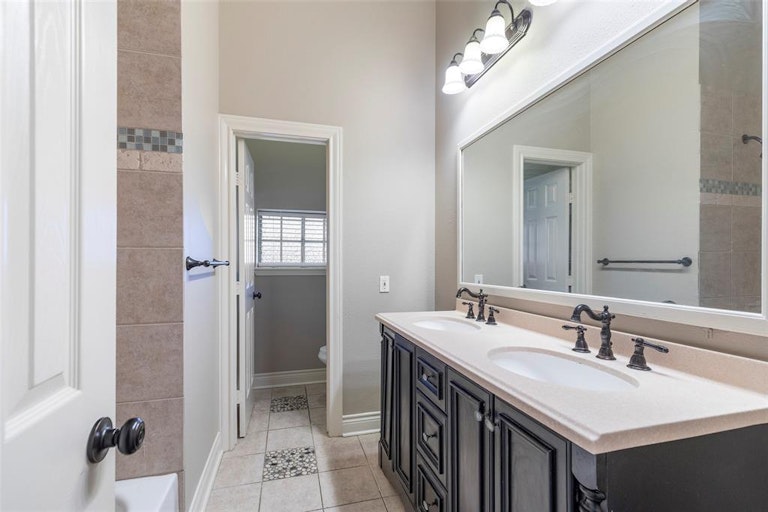 Photo 18 of 24 - 5903 Plantation Dr, Baytown, TX 77523