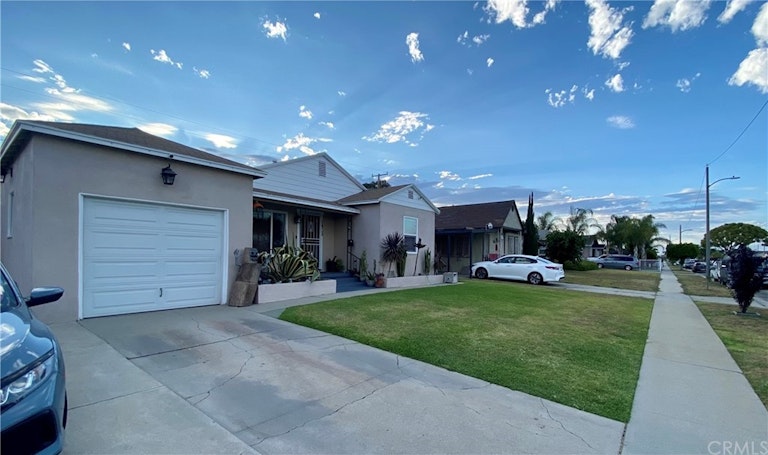 Photo 2 of 22 - 1409 S Broadacres Ave, Compton, CA 90220