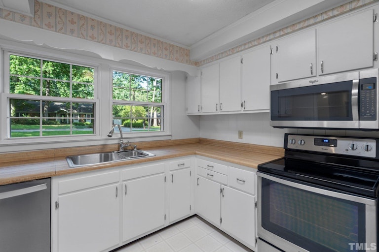 Photo 8 of 38 - 408 Chadwick Dr, Raleigh, NC 27609