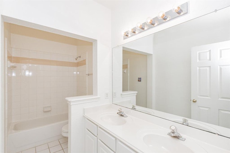Photo 19 of 37 - 13106 Ryaneagles Dr, Houston, TX 77044
