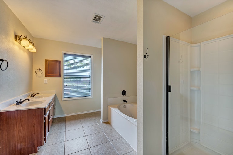 Photo 17 of 28 - 732 Partridge Dr, Fort Worth, TX 76131
