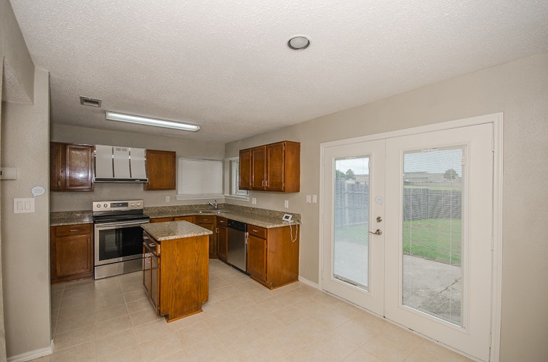 Photo 7 of 26 - 7701 Rice Dr, Rowlett, TX 75088