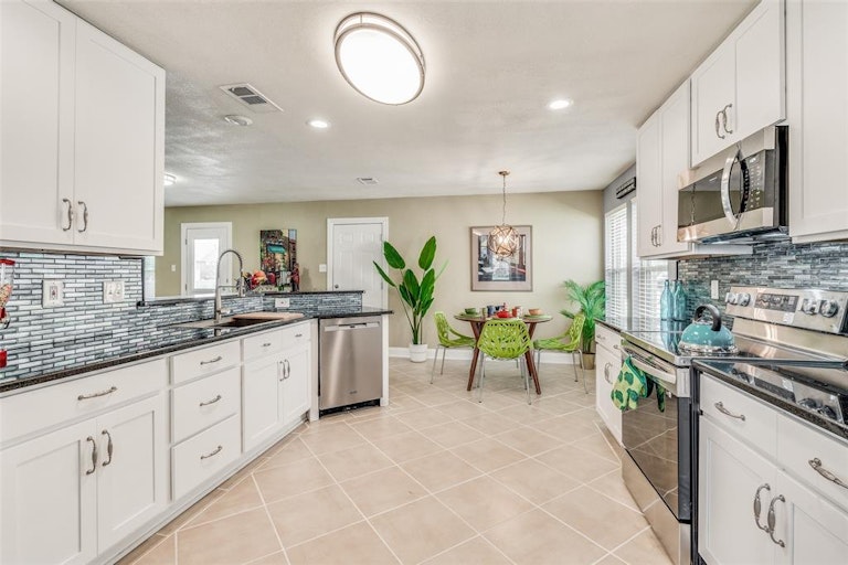 Photo 16 of 35 - 612 Woodland Manor Dr, Cedar Hill, TX 75104