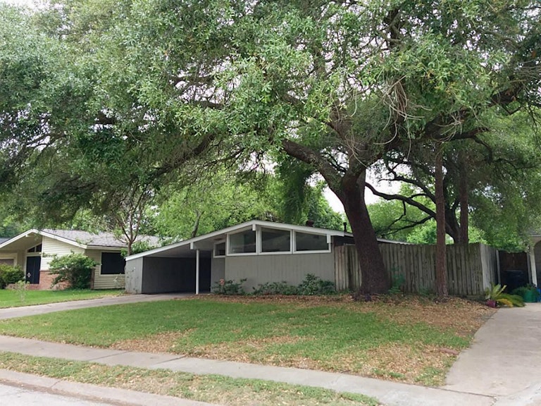 Photo 25 of 30 - 6326 Roos Rd, Houston, TX 77074