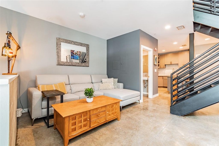 Photo 3 of 35 - 5008 S MacDill Ave #4, Tampa, FL 33611