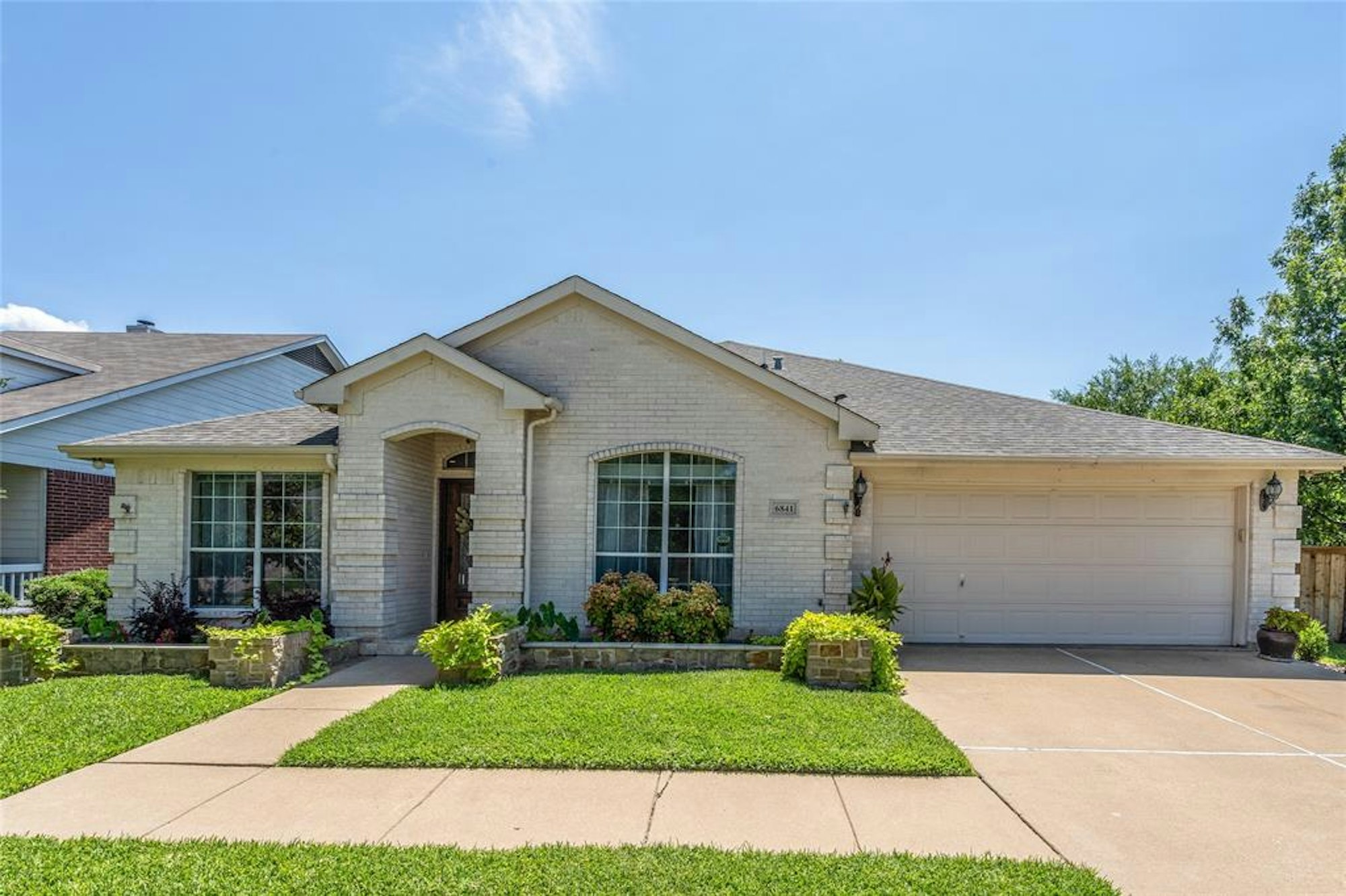 Photo 1 of 40 - 6841 Beverly Glen Dr, Fort Worth, TX 76132