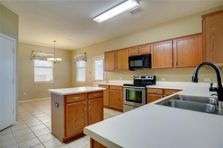 Photo 13 of 34 - 1709 White Dove Ln, Denton, TX 76210