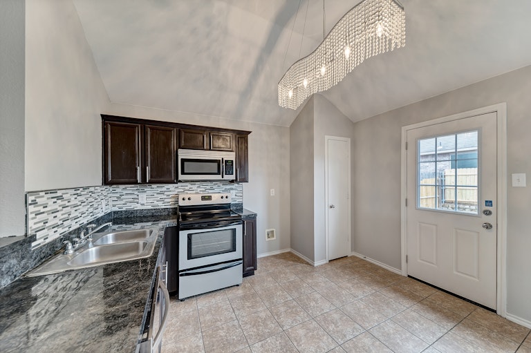 Photo 5 of 26 - 8904 Catalonia Dr, Dallas, TX 75217