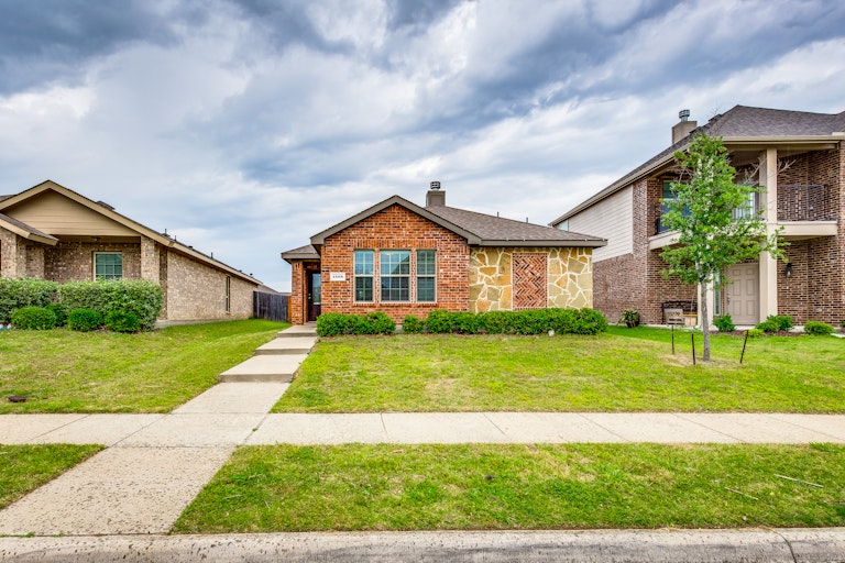 Photo 1 of 25 - 1308 Land Oak Rd, Royse City, TX 75189