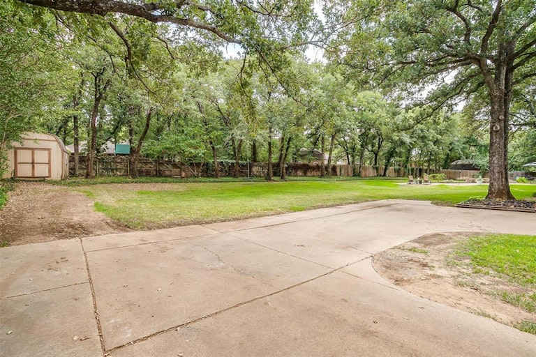 Photo 29 of 40 - 312 Emerald Ct, Burleson, TX 76028