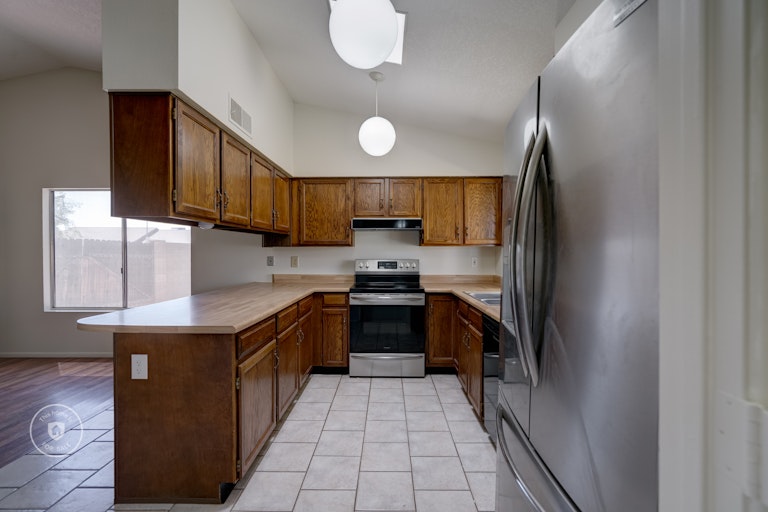Photo 4 of 29 - 3856 W Wagoner Rd, Glendale, AZ 85308