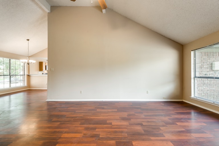 Photo 14 of 29 - 1534 Winter Park Ln, Lewisville, TX 75077