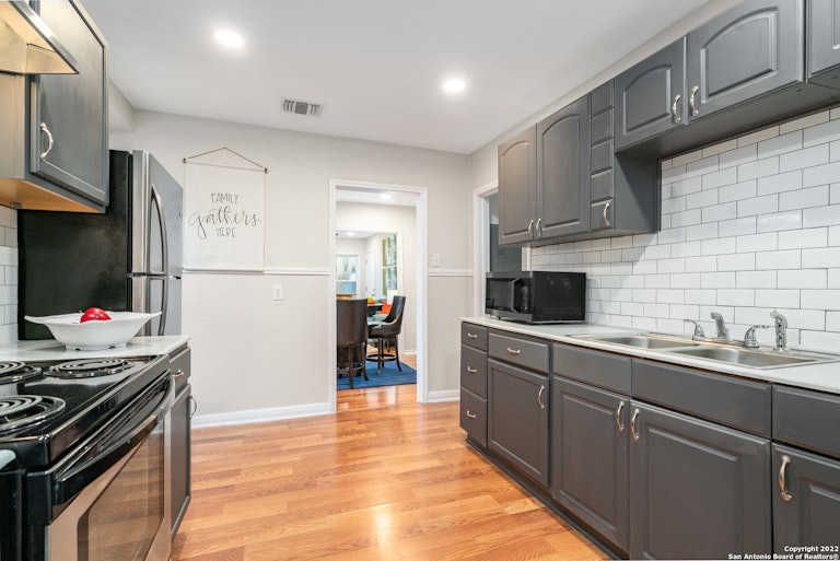 Photo 11 of 24 - 1720 El Monte Blvd, San Antonio, TX 78201