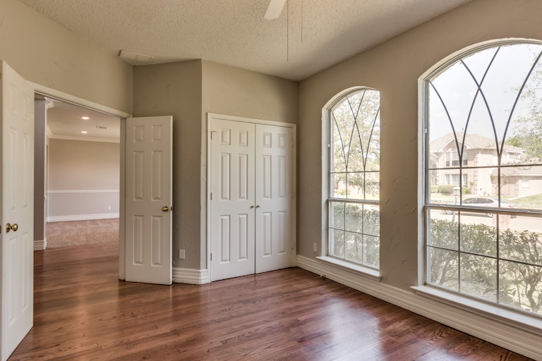 Photo 9 of 31 - 2423 Timbertrace Ln, Mesquite, TX 75181
