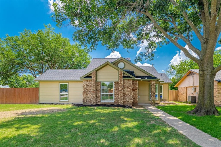 Photo 1 of 28 - 10828 Eastcrest Ln, Dallas, TX 75217